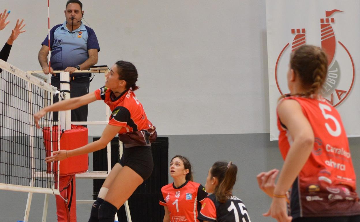 Una de las acciones de ataque del Xàtiva Voleibol en su partido contra el Leleman Valencia. 