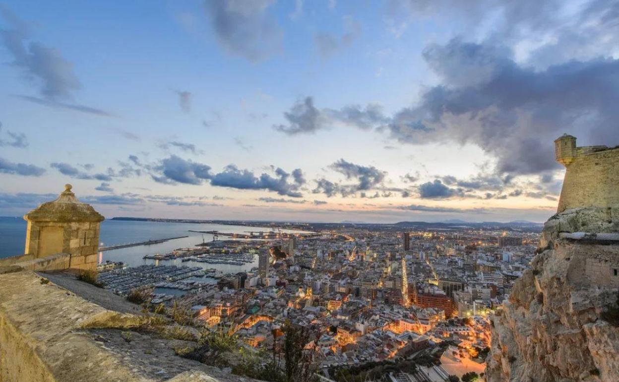 Vista nocturna de Alicante desde el Castillo de Santa Bárbara. 