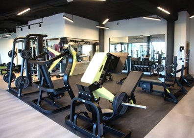 Imagen secundaria 1 - Kolobnev junto a la cámara hiperbárica, el gimnasio con salas grupales y de hipoxia y un control de altitud.