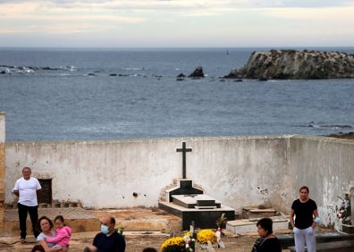 Imagen secundaria 1 - Misa en memoria de los difuntos en el cementerio de Tabarca, este lunes 1 de noviembre. 