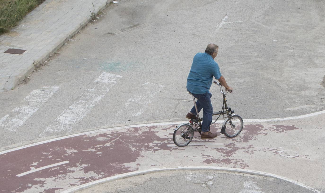 Con un autobús a la hora, un centro de salud al otro lado de las vías, sin comercios ni servicios básicos, la pedanía se queja de nuevo por el repunte de delincuencia y la prostitución.