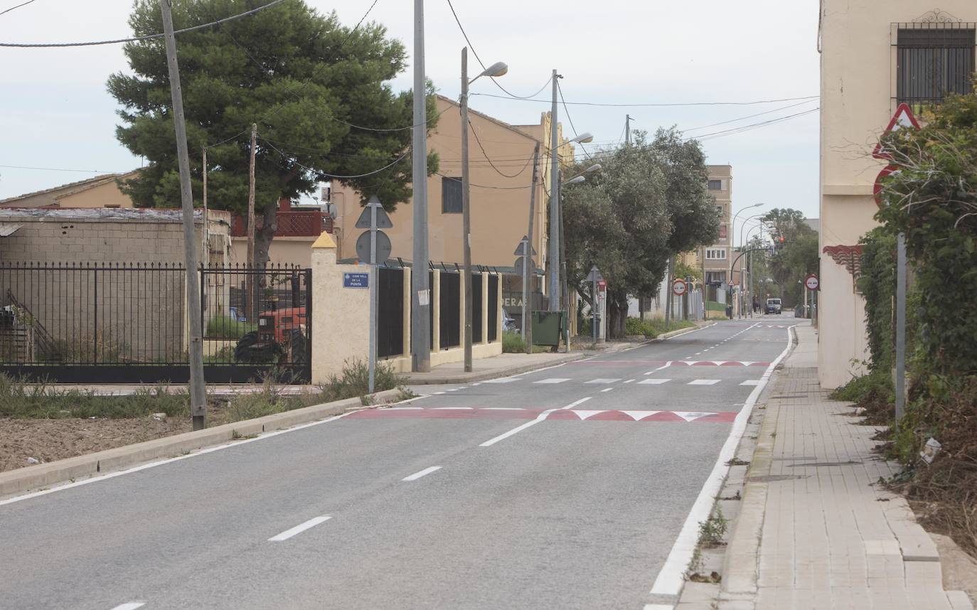 Con un autobús a la hora, un centro de salud al otro lado de las vías, sin comercios ni servicios básicos, la pedanía se queja de nuevo por el repunte de delincuencia y la prostitución.