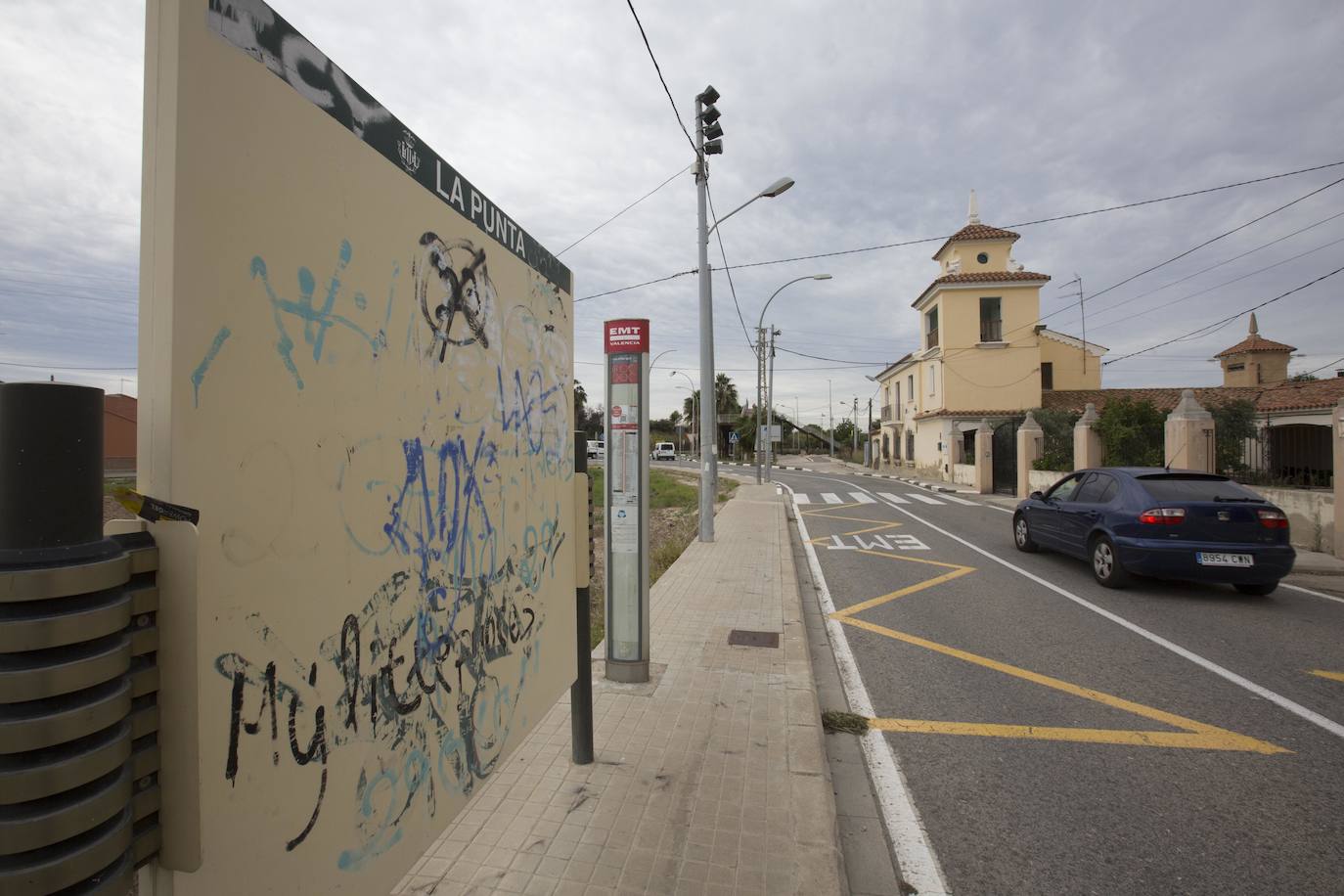 Con un autobús a la hora, un centro de salud al otro lado de las vías, sin comercios ni servicios básicos, la pedanía se queja de nuevo por el repunte de delincuencia y la prostitución.