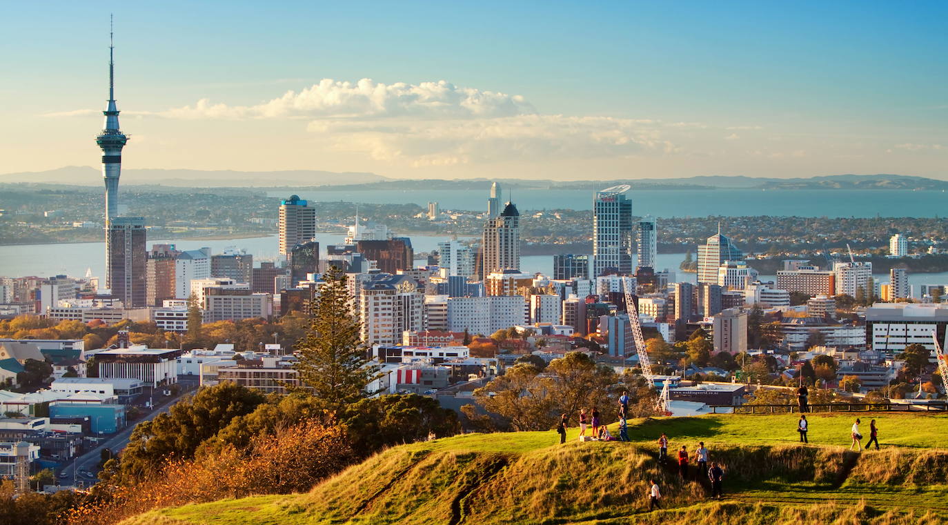 10.- AUCKLAND (NUEVA ZELANDA) | 53 volcanes, más de 50 islas, tres regiones vitivinícolas e infinidad de playas. Auckland se encuentra en la lista de Lonely Planet gracias a sus "tesoros ocultos". De ella destacan que es una de las localidades "más animadas del mundo, con restaurantes, galerías, teatros, conciertos y eventos deportivos a pleno rendimiento". El mayor evento del 2022 en la ciudad es la Copa Mundial Femenina de Rugby, que ya se suspendió en el 2021 por culpa de la pandemia y que "la afición local espera con ganas". 