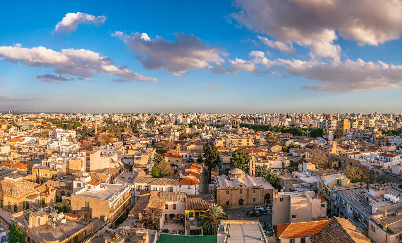 5.- NICOSIA (CHIPRE) | Desde 1974, Nicosia (Lefkosia en turco), la capital de Chipre, está partida en dos por una línea de demarcación vigilada por la ONU, la denominada Línea Verde, que separa a las comunidades griega y turca y que representa el último muro de división en Europa. Pero, mientras la pandemia obligaba a cerrar fronteras en todas partes, aquí la reacción fue la aparición de proyectos culturales intercomunitarios que hacen más cautivadora que nunca a la única capital dividida del mundo, con su curioso crisol de culturas mediterráneas.