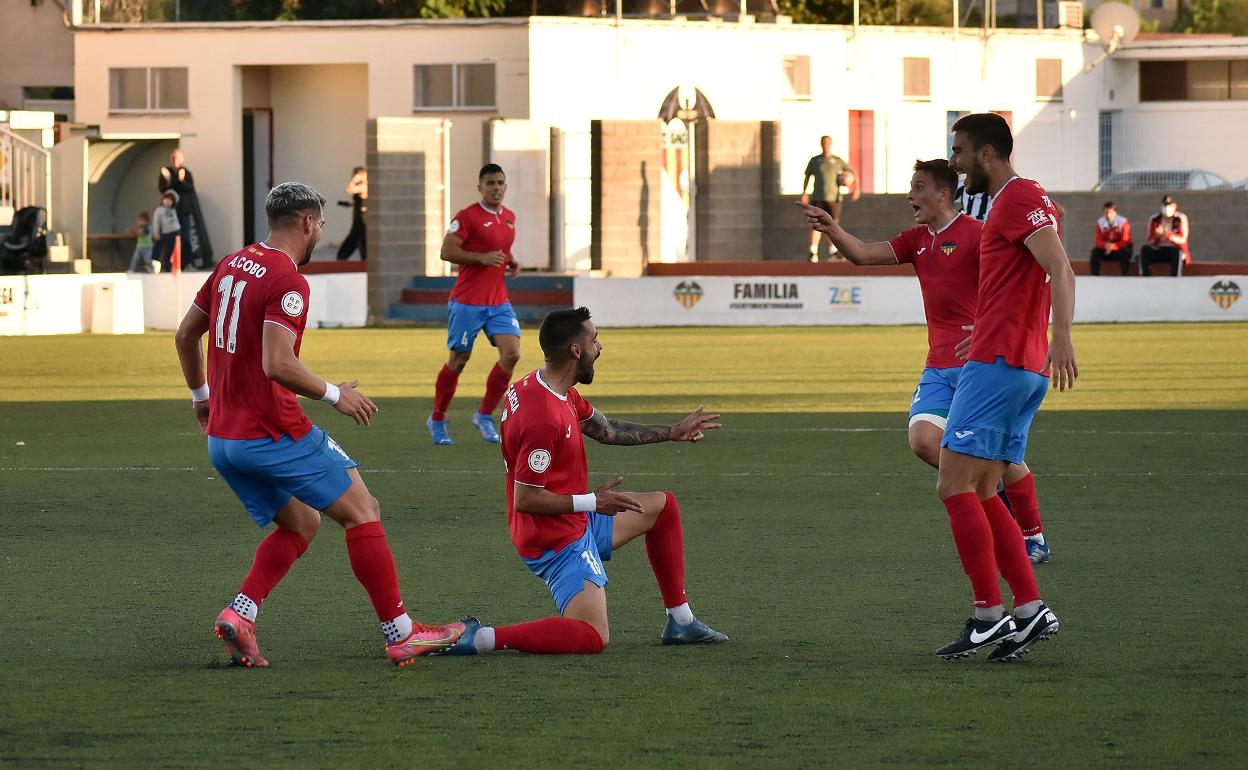 El Atlético Saguntino, celebrando un tanto en un partido de Liga 