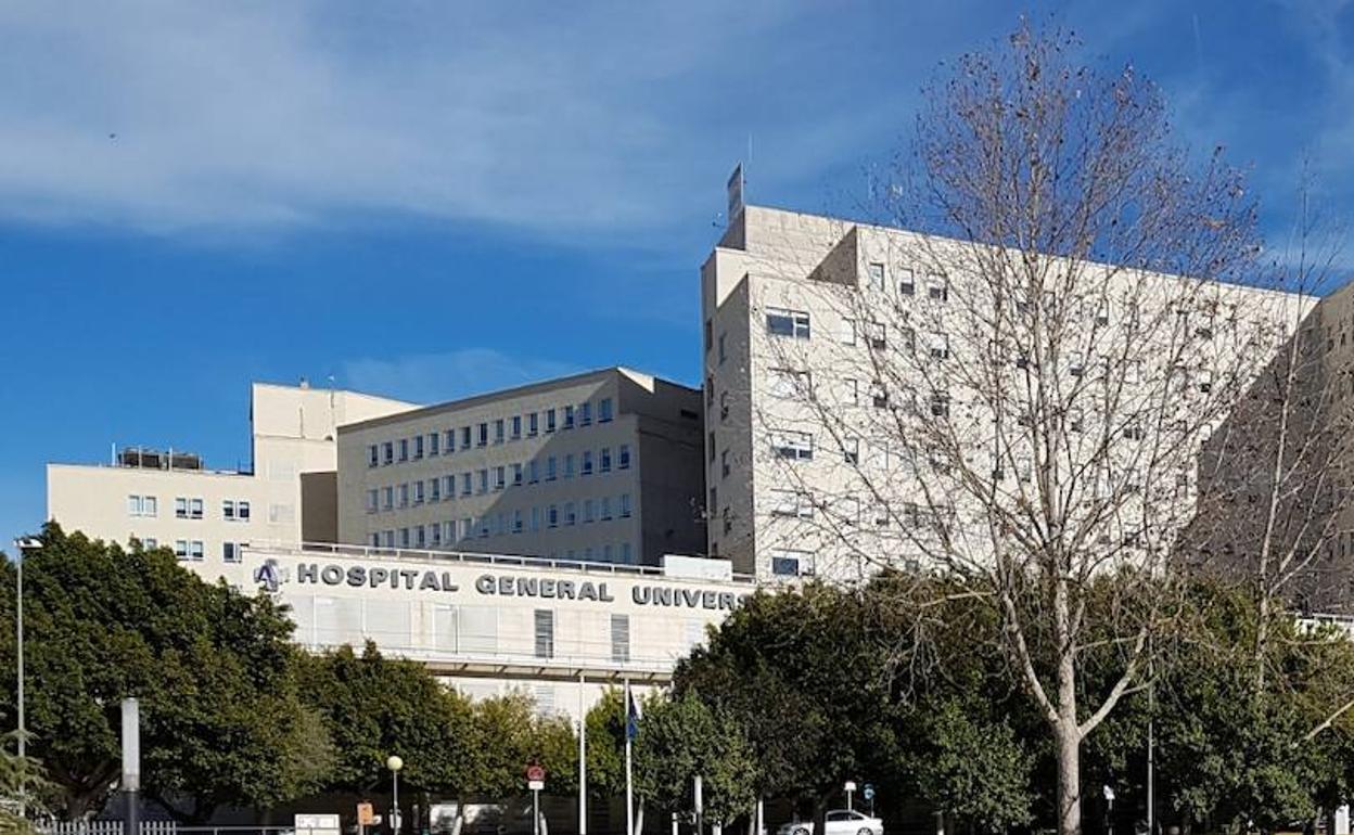 Los hospitales de la provincia de Alicante tiene cuatro pacientes más en UCI que el pasado viernes. 