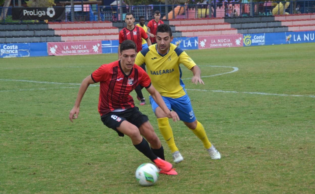 Josep persiguiendo el balón durante un partido. 