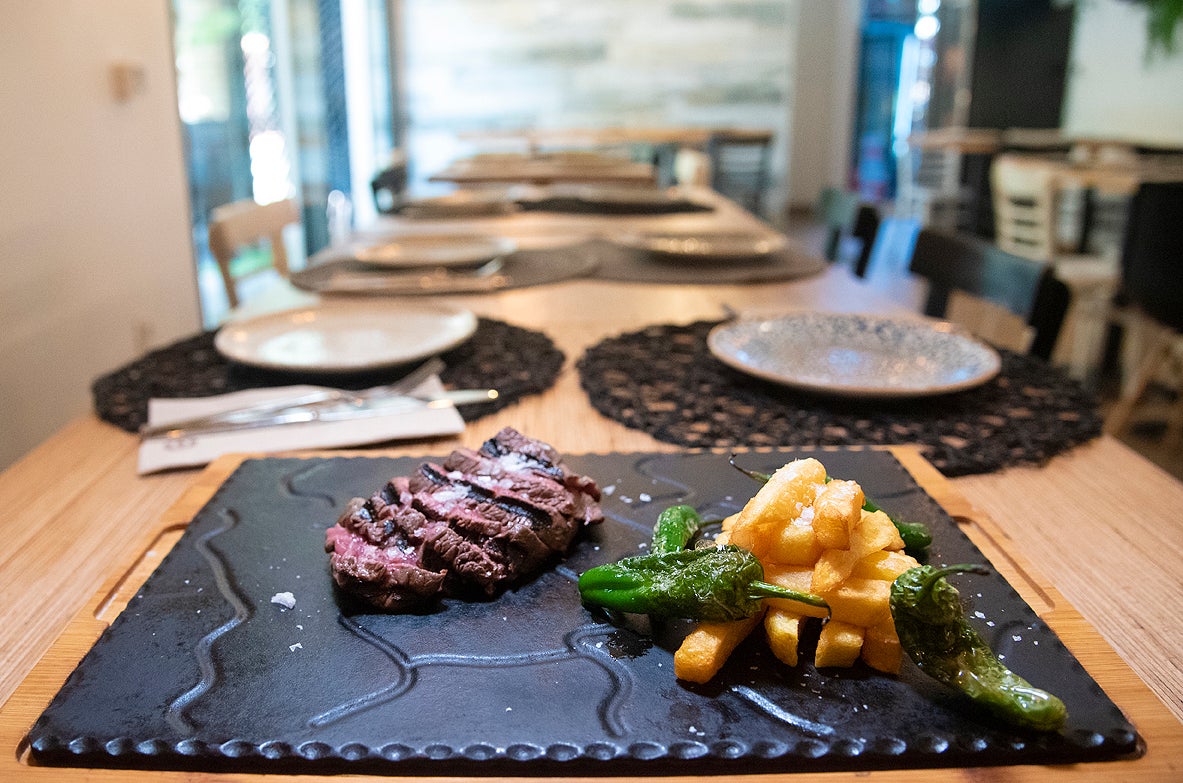 Cocina de mercado y carnes a la brasa.