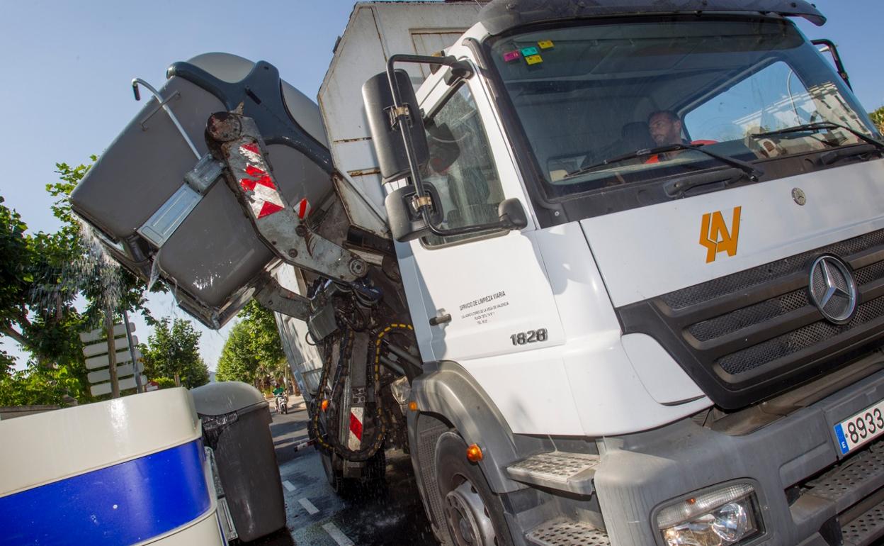 Un camión de la basura recoge un contenedor en l'Alfàs del Pi