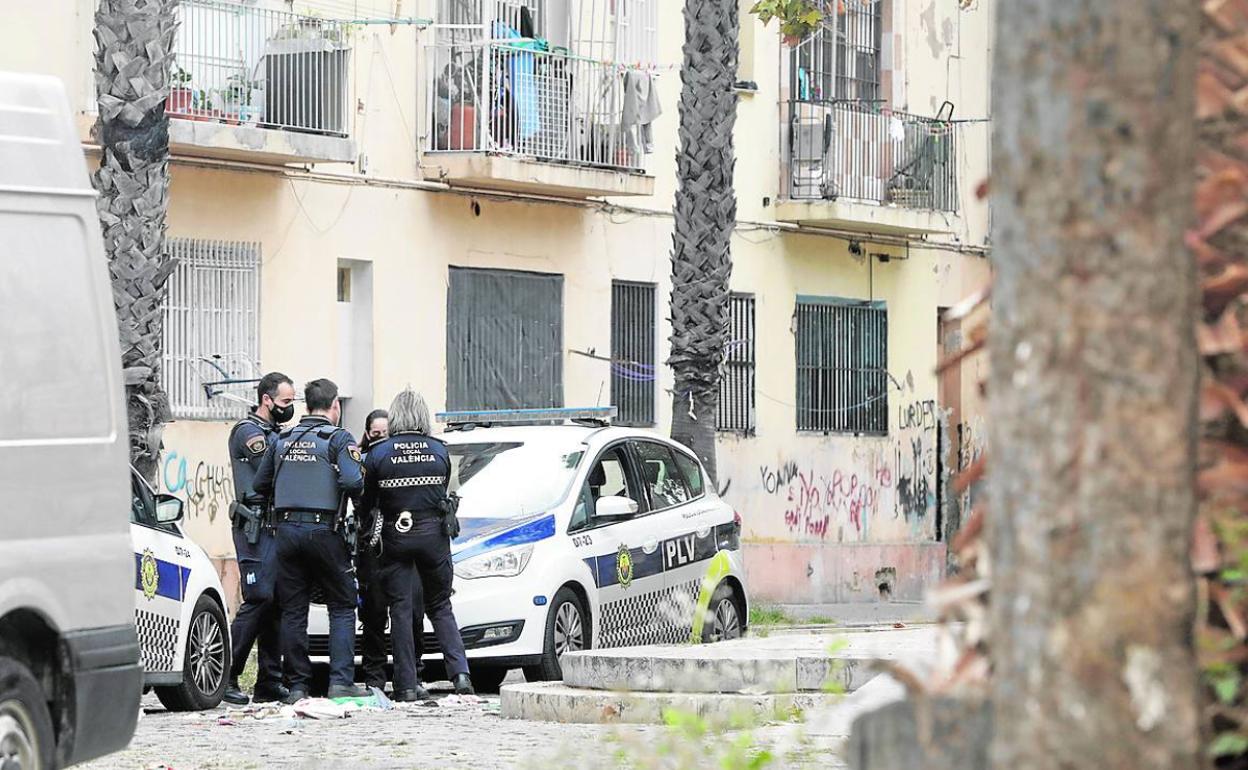 Gómez se reúne con los vecinos sin concretar soluciones para las Casitas Rosa