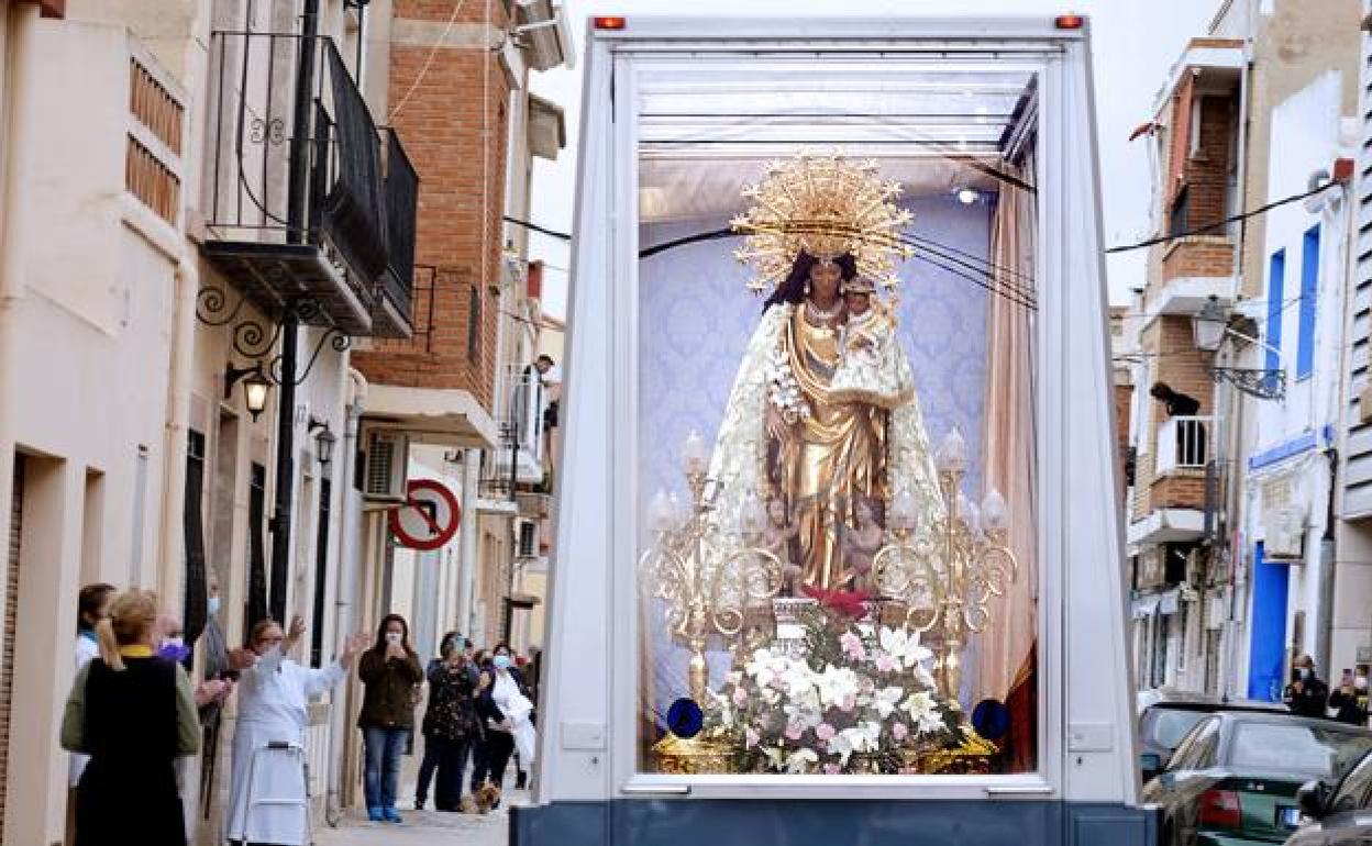 La imagen de la Virgen durante su recorrido por las localidades valencianas.