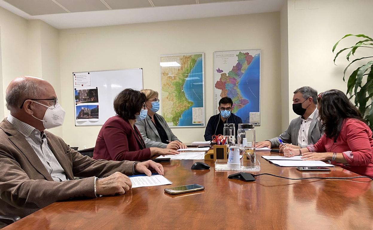 Un momento de la reunión entre la dirección de la sociedad pública y la alcaldesa de Vallada. 