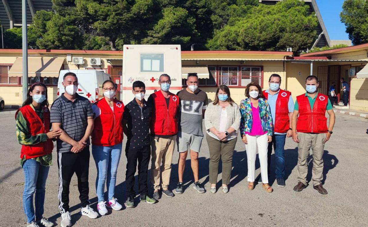 Miembros de Cruz Roja y de la Concejalía de Acción Social junto a las tres personas que inician el programa. 