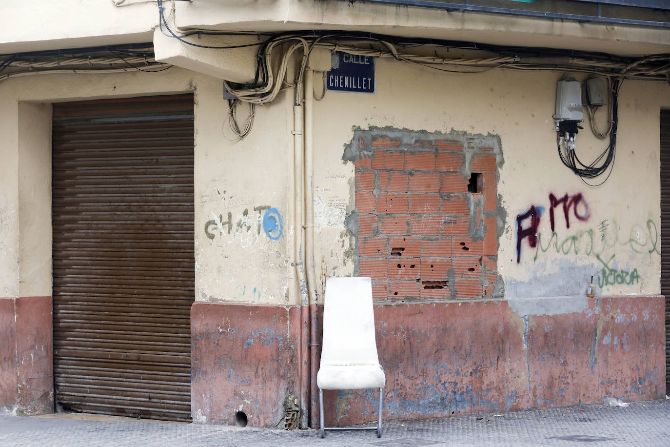 El barrio del Xenillet de Torrent es el lugar donde residen las familias enfrentadas por el crimen del cementerio del día de Todos los Santos, los 'Marco' y los 'Bocanegra'. Los vecinos apenas pisan la calle por temor a más reyertas tras el tiroteo, que se zanjó con dos muertos y un herido.