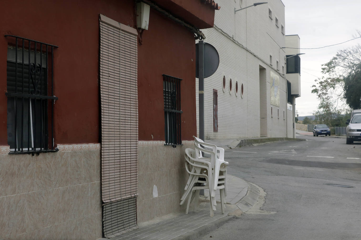 El barrio del Xenillet de Torrent es el lugar donde residen las familias enfrentadas por el crimen del cementerio del día de Todos los Santos, los 'Marco' y los 'Bocanegra'. Los vecinos apenas pisan la calle por temor a más reyertas tras el tiroteo, que se zanjó con dos muertos y un herido.