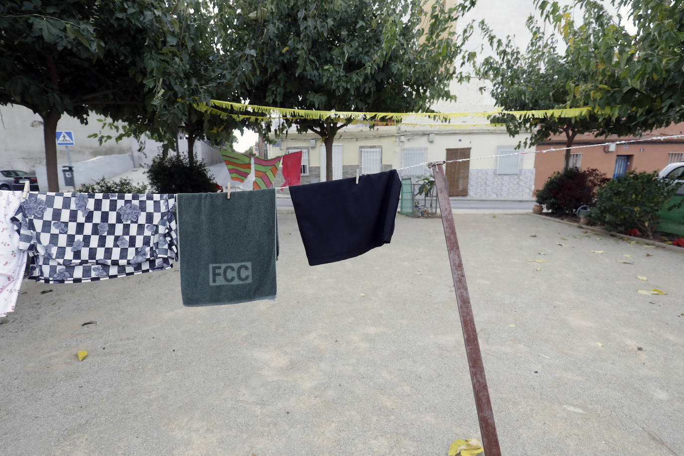 El barrio del Xenillet de Torrent es el lugar donde residen las familias enfrentadas por el crimen del cementerio del día de Todos los Santos, los 'Marco' y los 'Bocanegra'. Los vecinos apenas pisan la calle por temor a más reyertas tras el tiroteo, que se zanjó con dos muertos y un herido.