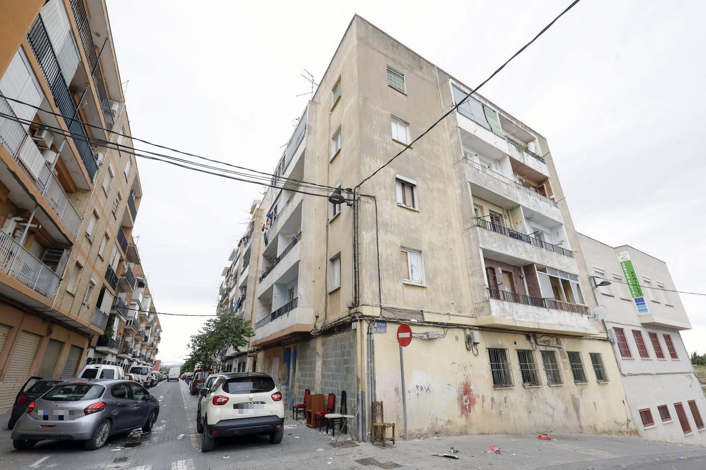 El barrio del Xenillet de Torrent es el lugar donde residen las familias enfrentadas por el crimen del cementerio del día de Todos los Santos, los 'Marco' y los 'Bocanegra'. Los vecinos apenas pisan la calle por temor a más reyertas tras el tiroteo, que se zanjó con dos muertos y un herido.