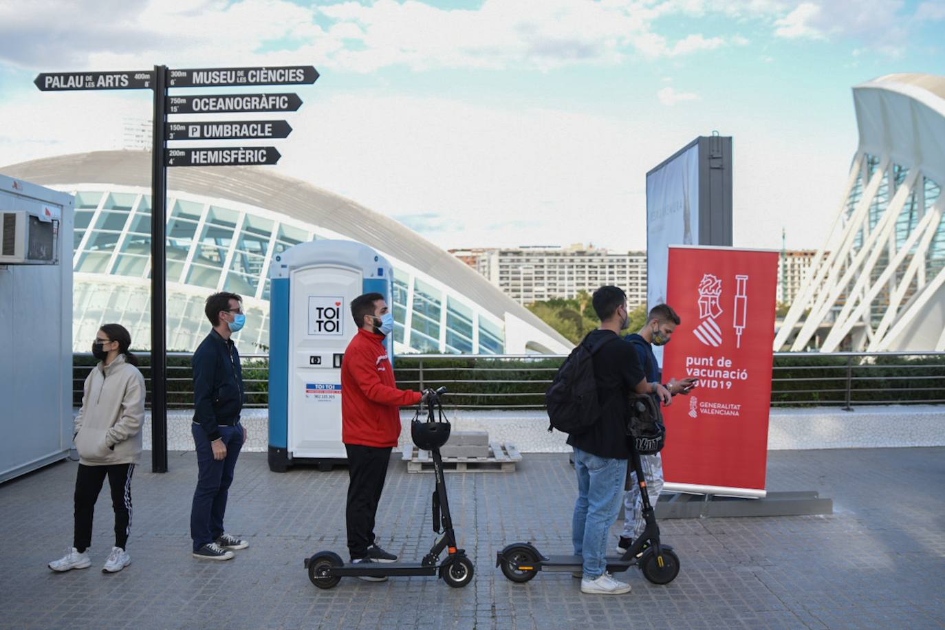 La Conselleria de Sanidad habilitó ayer un punto de vacunación contra el Covid-19 con motivo del Festival de Les Arts, que se celebrará hoy y mañana en la Ciudad de las Artes y las Ciencias. Un equipo móvil atiende desde ayer a los rezagados de 16.00 a 20.00 horas, servicio que se prolongará hoy y mañana en el mismo horario. El dispositivo se instaló para hacerlo coincidir con el horario de acreditación de los asistentes y escalonar así la vacunación de los interesados.