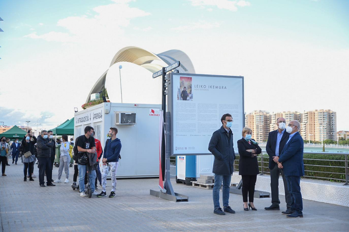 La Conselleria de Sanidad habilitó ayer un punto de vacunación contra el Covid-19 con motivo del Festival de Les Arts, que se celebrará hoy y mañana en la Ciudad de las Artes y las Ciencias. Un equipo móvil atiende desde ayer a los rezagados de 16.00 a 20.00 horas, servicio que se prolongará hoy y mañana en el mismo horario. El dispositivo se instaló para hacerlo coincidir con el horario de acreditación de los asistentes y escalonar así la vacunación de los interesados.