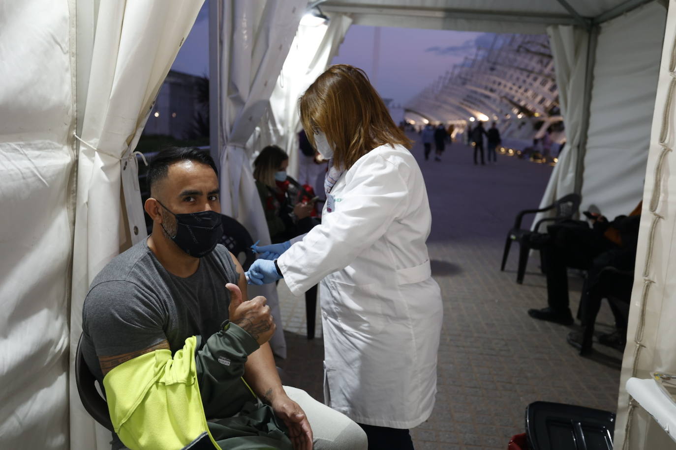 La Conselleria de Sanidad habilitó ayer un punto de vacunación contra el Covid-19 con motivo del Festival de Les Arts, que se celebrará hoy y mañana en la Ciudad de las Artes y las Ciencias. Un equipo móvil atiende desde ayer a los rezagados de 16.00 a 20.00 horas, servicio que se prolongará hoy y mañana en el mismo horario. El dispositivo se instaló para hacerlo coincidir con el horario de acreditación de los asistentes y escalonar así la vacunación de los interesados.