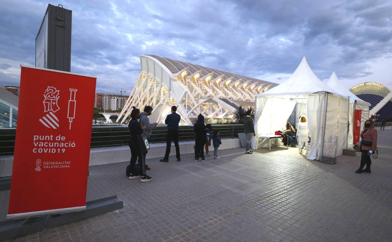 La Conselleria de Sanidad habilitó ayer un punto de vacunación contra el Covid-19 con motivo del Festival de Les Arts, que se celebrará hoy y mañana en la Ciudad de las Artes y las Ciencias. Un equipo móvil atiende desde ayer a los rezagados de 16.00 a 20.00 horas, servicio que se prolongará hoy y mañana en el mismo horario. El dispositivo se instaló para hacerlo coincidir con el horario de acreditación de los asistentes y escalonar así la vacunación de los interesados.