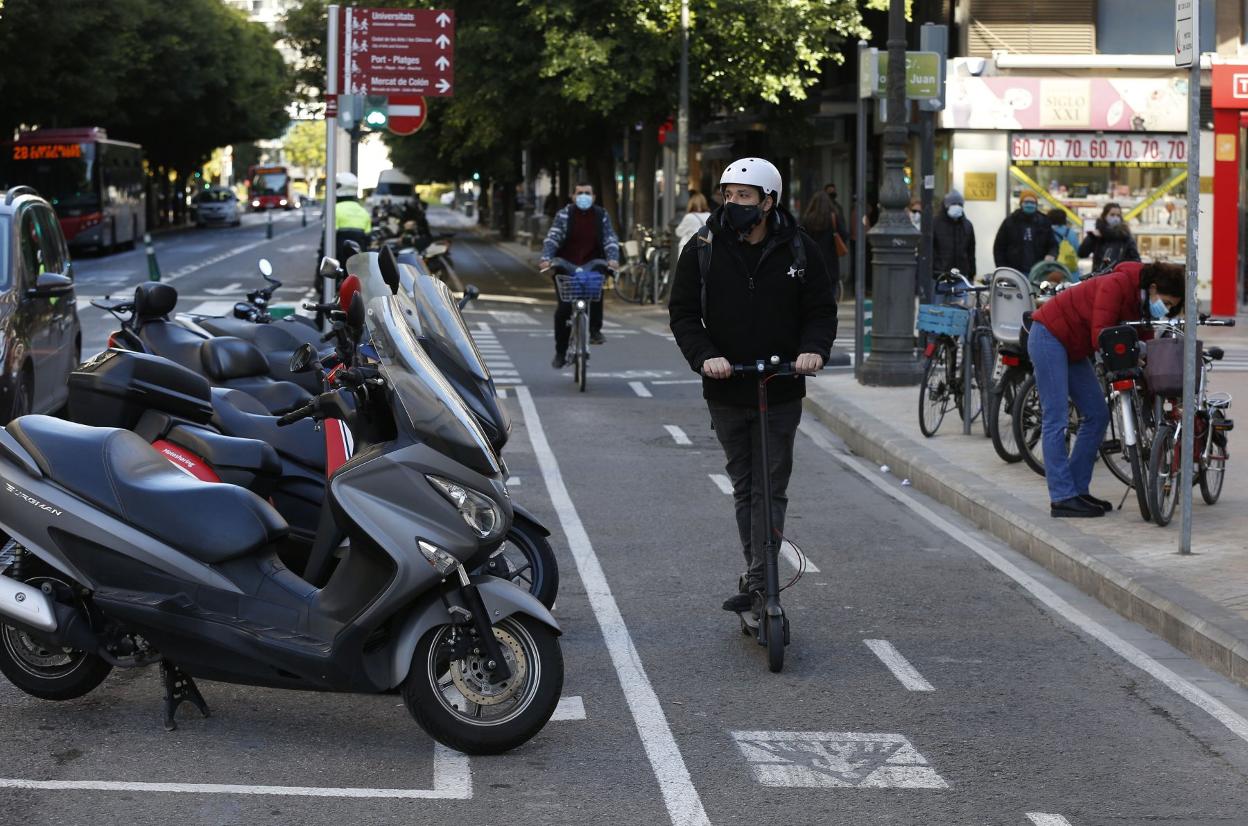 Carril ciclista en el centro de Valencia. jesús signes