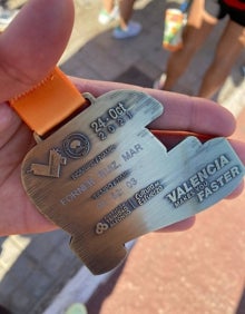 Imagen secundaria 2 - Mar, junto a sus compañeros de alicante en la 10K (arriba) y con la medalla de finisher del medio (abajo izquierda)