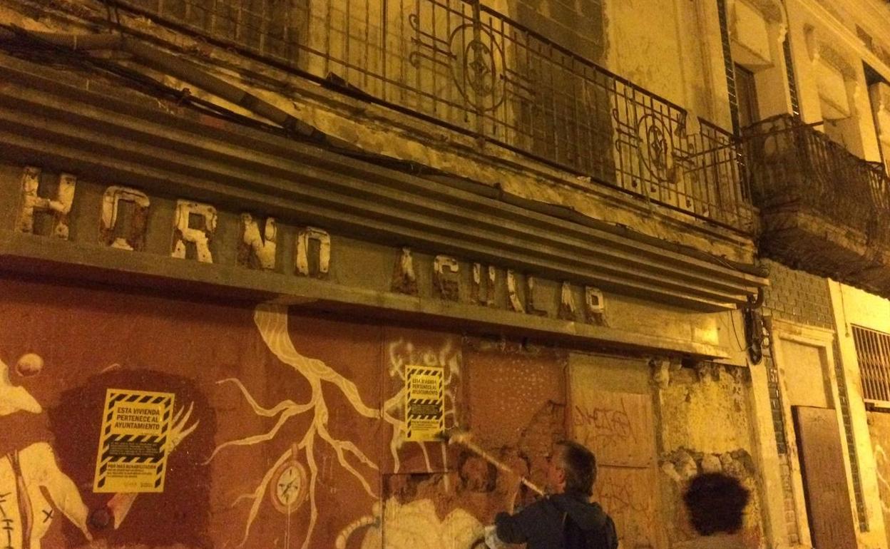 Pegada de carteles de Cuidem el Cabanyal-Canyamelar, en la calle de la Barraca. 