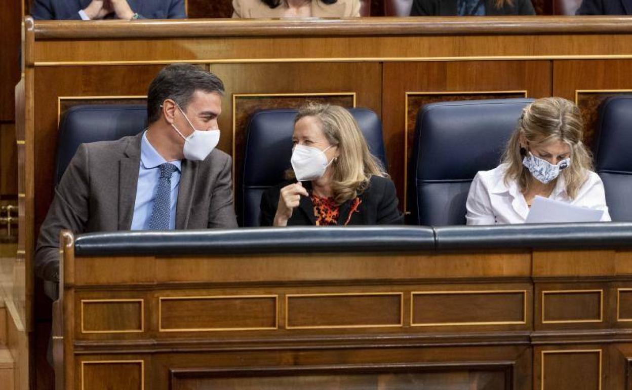 Pedro Sánchez, Nadia Calviño y Yolanda Díaz, ayer en el Congreso. 