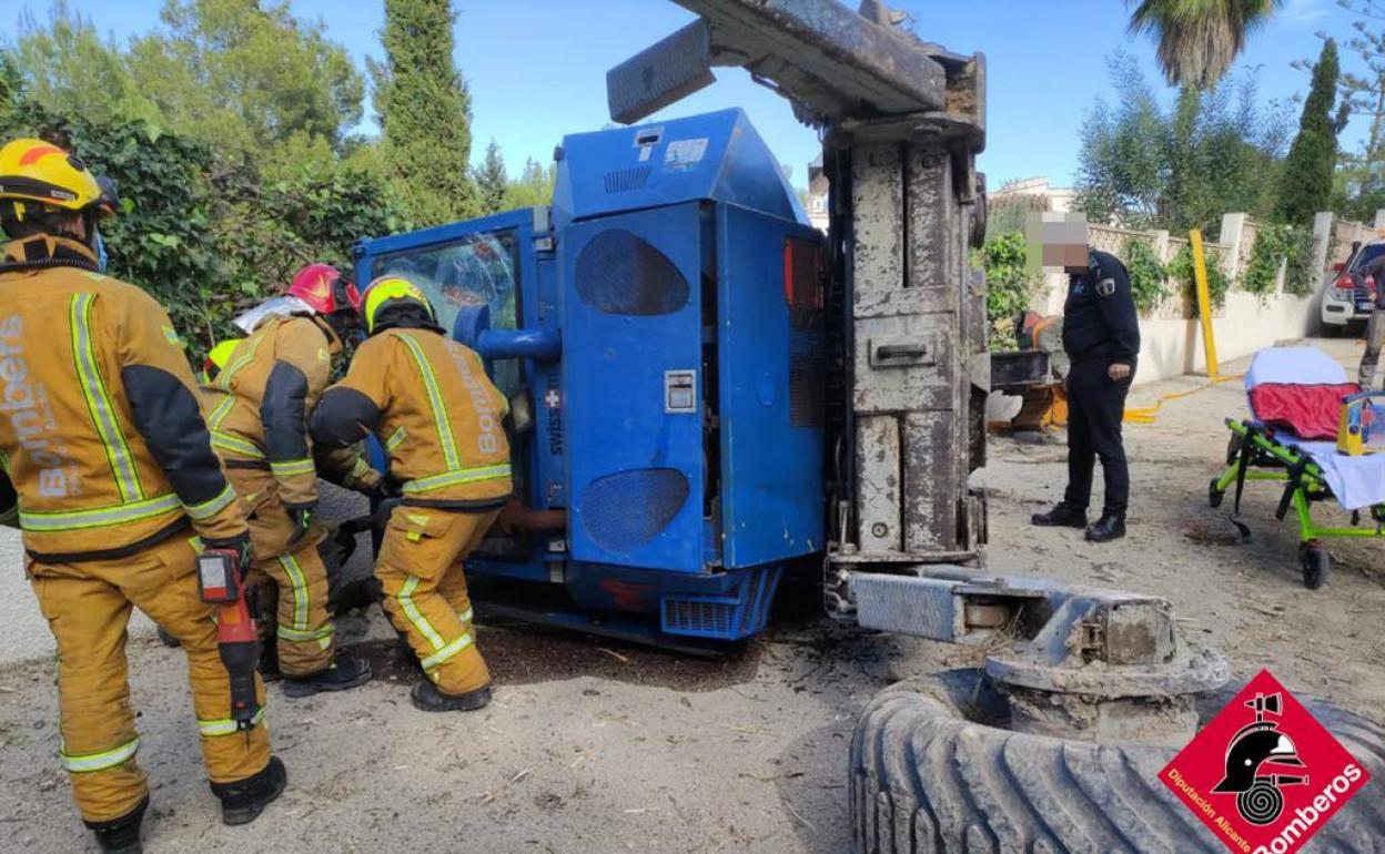 Los bomberos han logrado liberar al herido y ha sido evacuado al hospital de Dénia. 