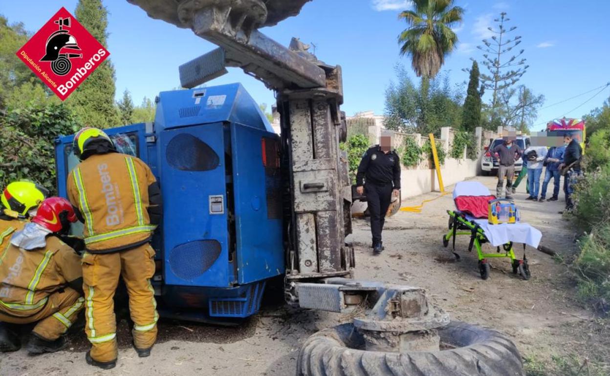 Los bomberos excarcelando al operario atrapado en Xàbia. 