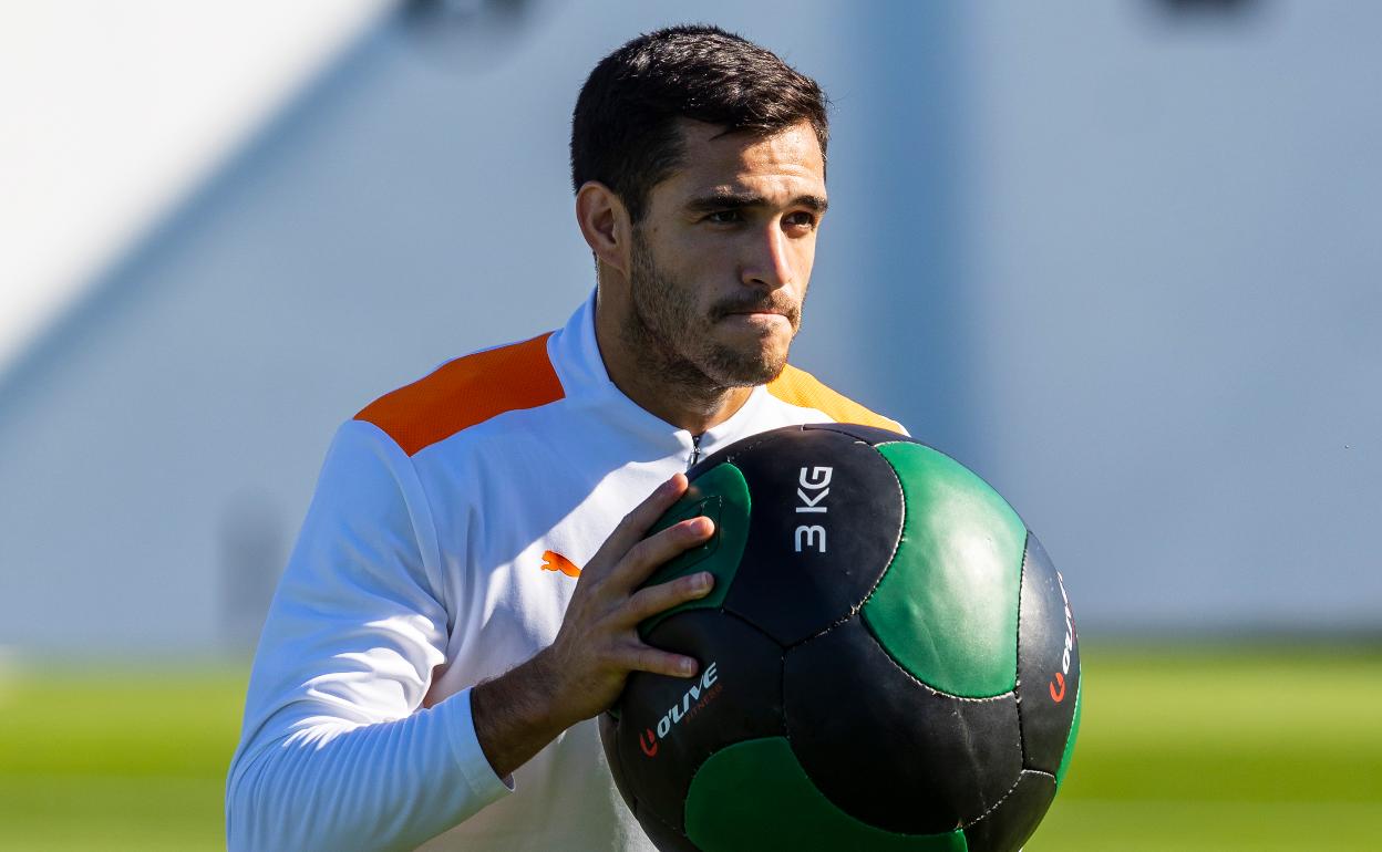 Maxi Gómez, realizando ejercicios de fuerza en Paterna 