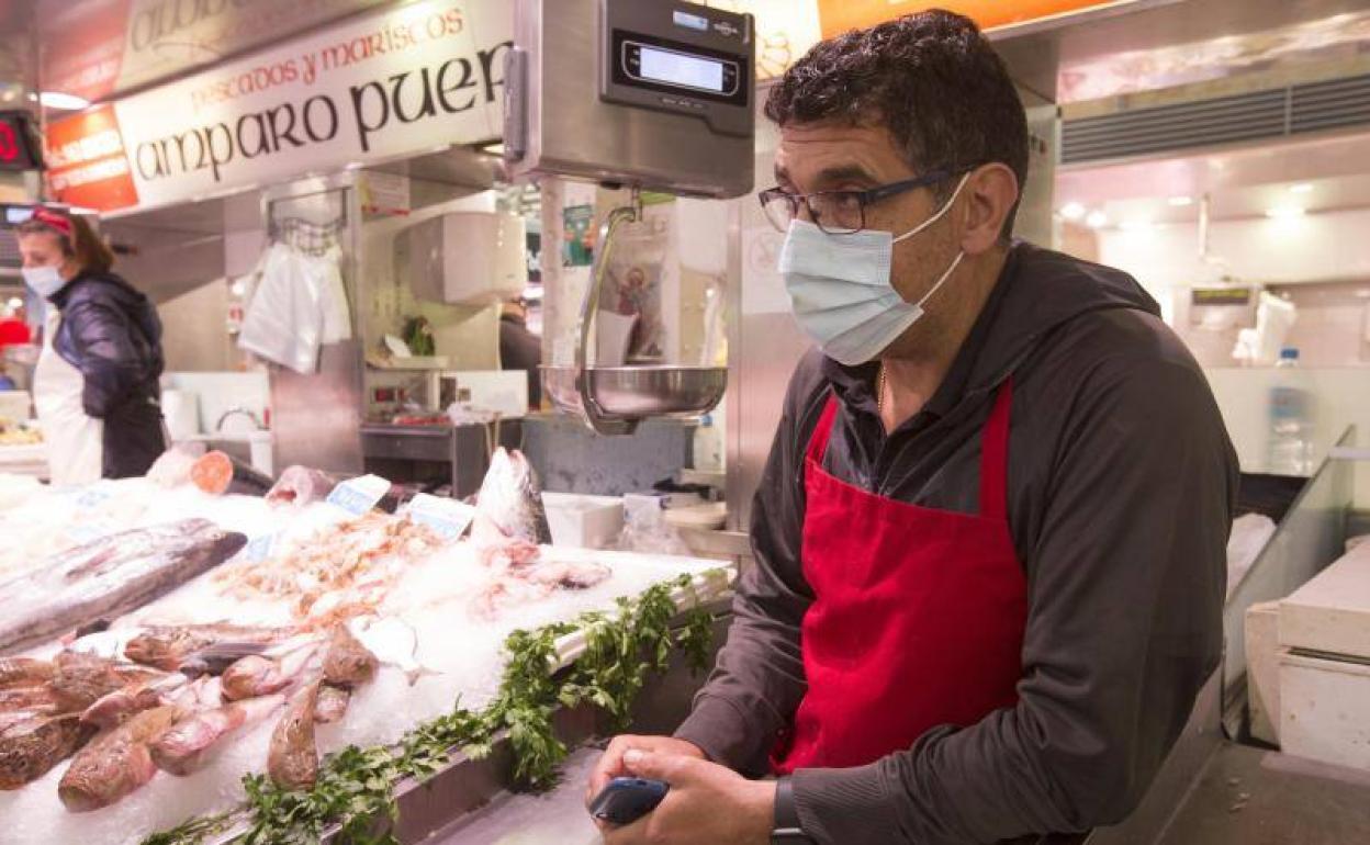 Mercado Central de Valencia | Vendedores del Mercado Central: «Si no llega el hielo a ver qué hacemos con el pescado»