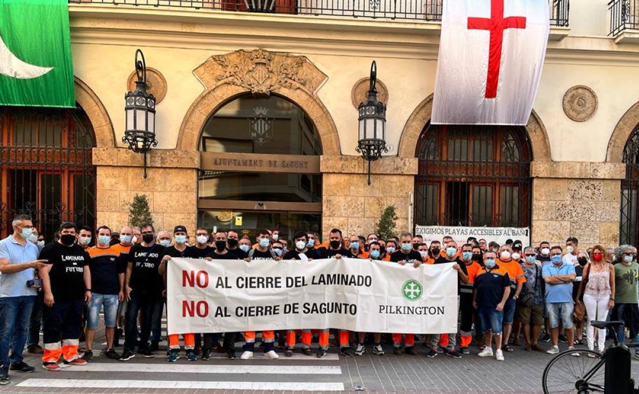 Protesta a las puertas del ayuntamiento de Sagunto. 