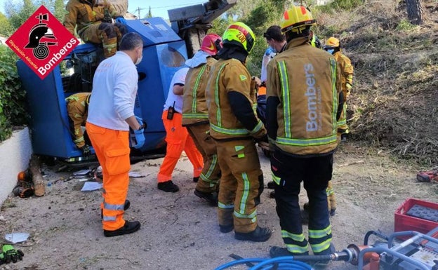 Seis bomberos han trabajado en las tareas para liberar al trabajador herido. 