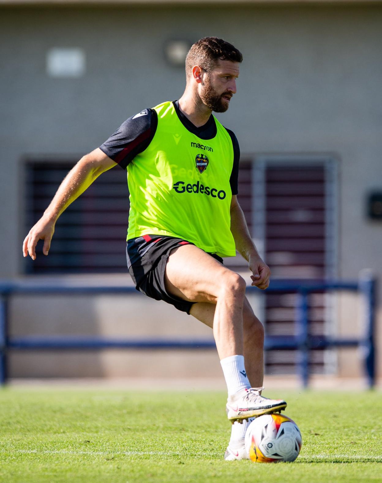 Mustafi, durante el entrenamiento de ayer en Buñol. 