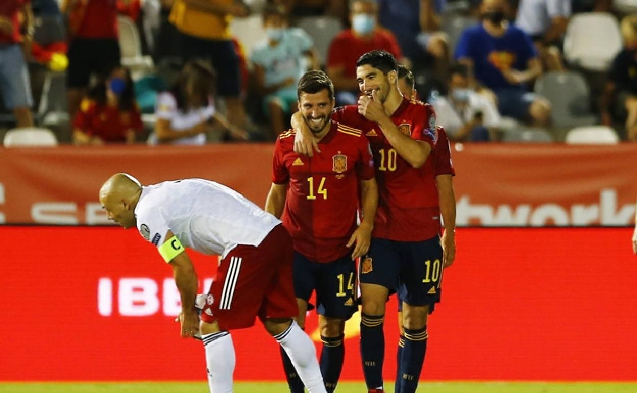 Carlos Soler y José Luis Gayà, celebrando un gol en un partido con la selección española REUTERS/MARCELO DEL POZO  