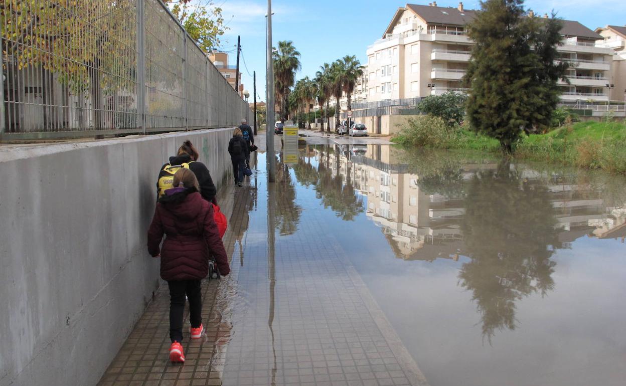 El camí del Llavador se volvió a anegar en Dénia y se cortó al tráfico. 