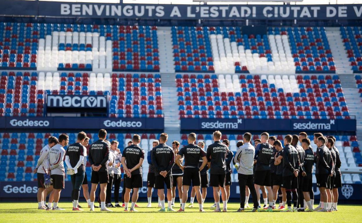 Javier Pereira charla con la plantilla durante un entrenamiento.