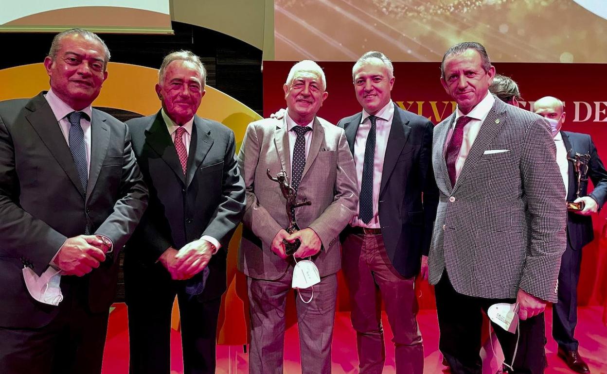 El premiado con el presidente de la Cámara Alicante, el delegado en Dénia y otros empresarios. 