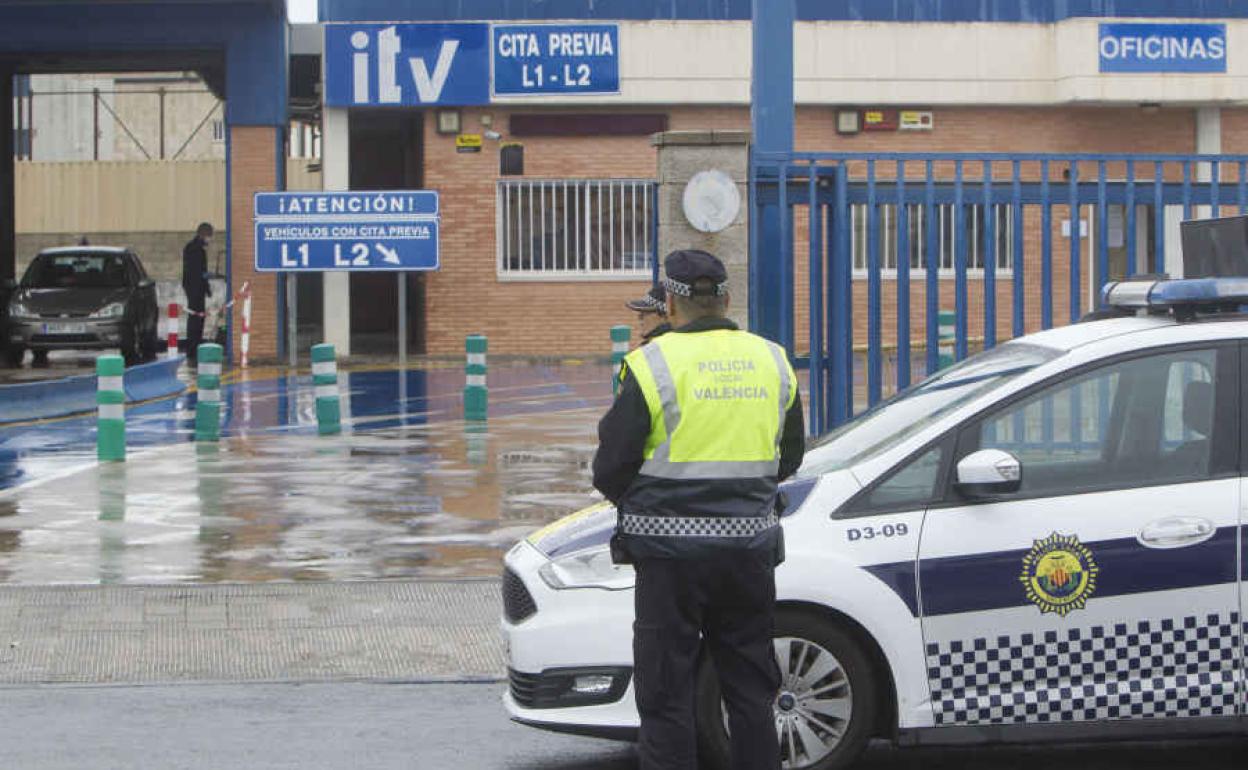 Agente de la policía ante una estación de la ITV.