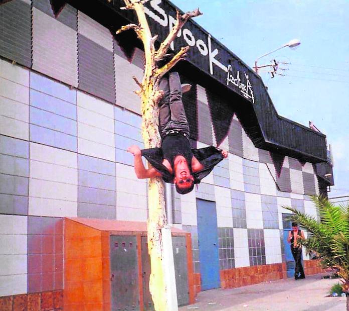 Un asistente a una de las fiestas de Spook Factory, en una imagen de los años 80 y 90.