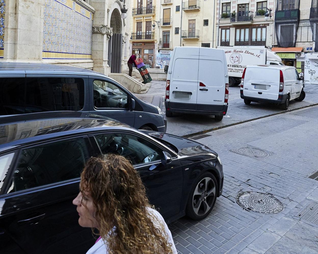 Tapones en la calle de Calabazas con el cambio de dirección justo a primera hora de la mañana en el momento de afluencia de carga y descarga de mercancías. 