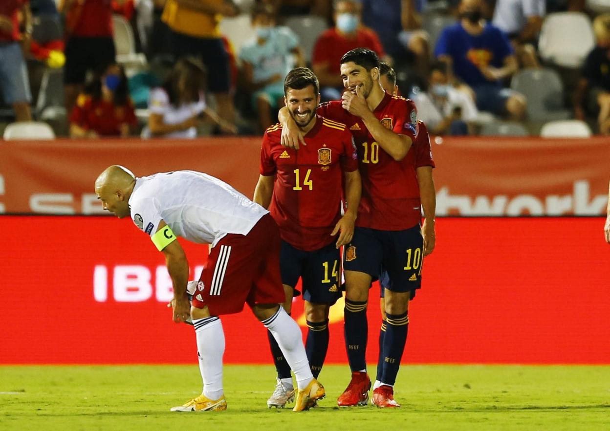 Tándem.
Carlos Soler y José Luis Gayà
celebran un gol durante el
partido entre España y Georgia.
REUTERS/Marcelo Del Pozo