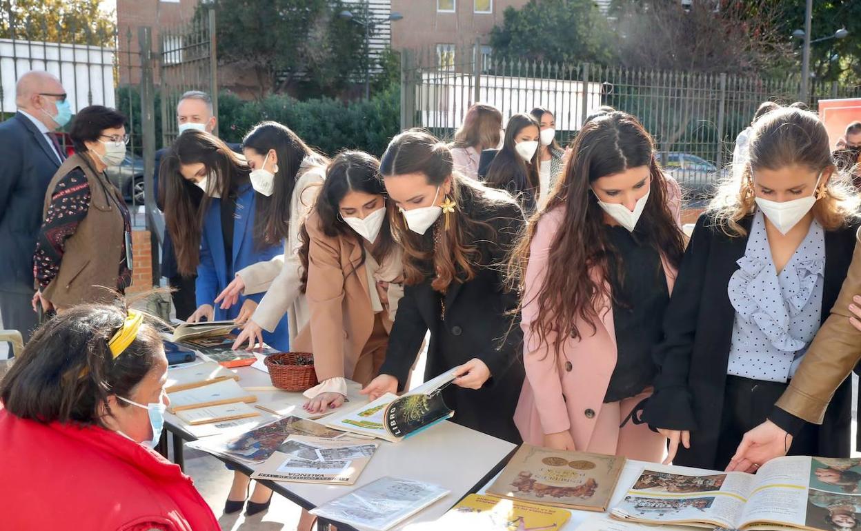 Fallas 2022 | Carmen, Nerea y sus cortes navegan por los libros de colección