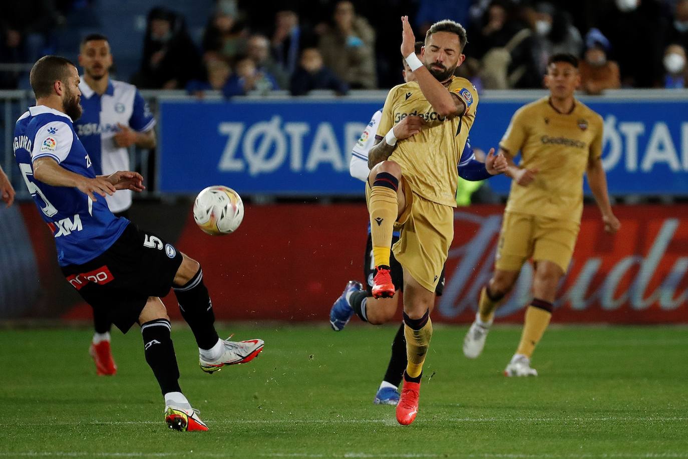 Fotos: Las mejores imágenes del Deportivo Alavés-Levante UD