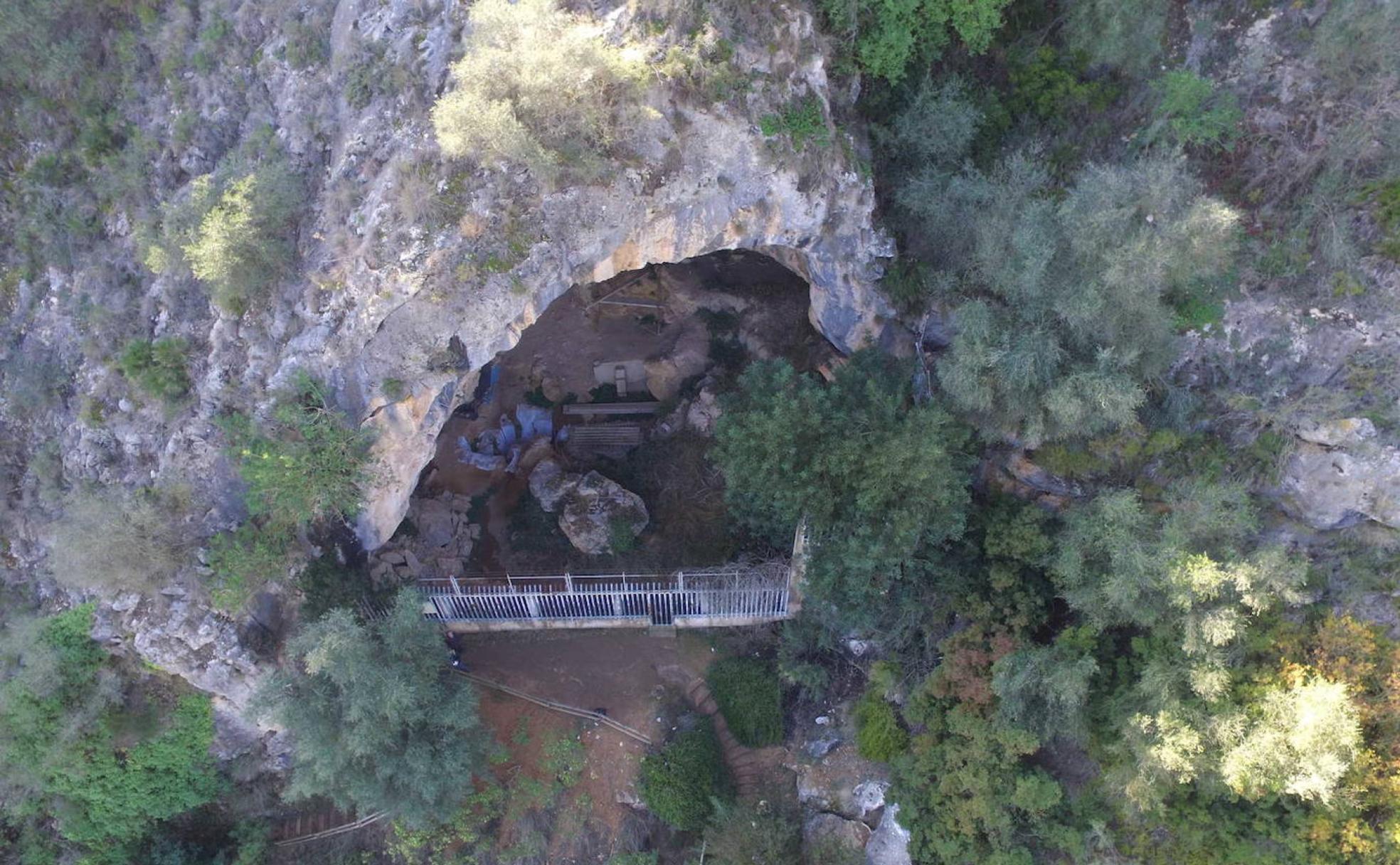 Instantánea de la Cova Negra, en Xàtiva, con mirador hacia el río Albaida. 