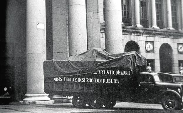 Un camión con obras del Prado, saliendo del museo en dirección a Valencia por la puerta de Velázquez.