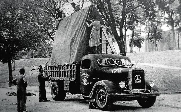 Preparativos en un vehículo militar para trasladar hasta Valencia algunas de las piezas del museo madrileño. 